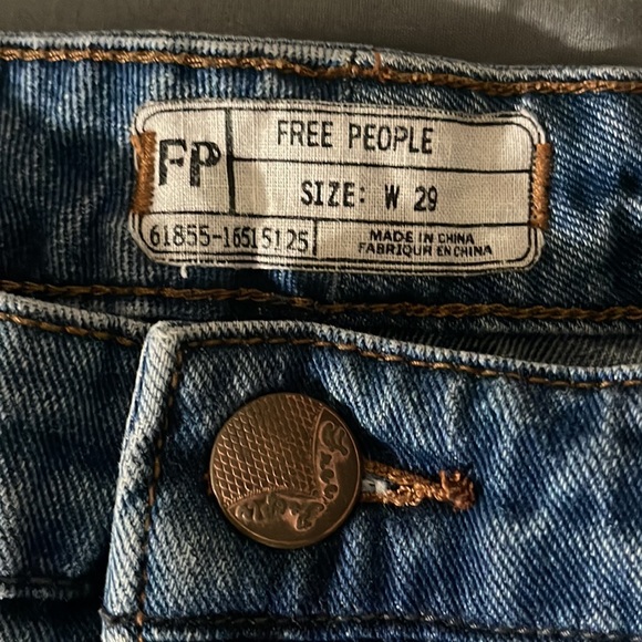 FREE PEOPLE CUFFED RAW HEM SHORT SHORTS SIZE 29 Medium light wash. - Picture 7 of 12